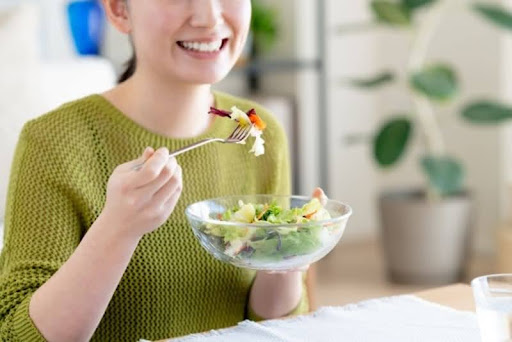 サラダを食べる女性